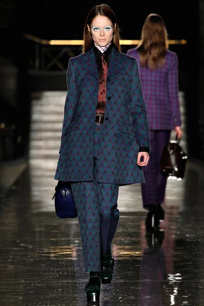 Look 10